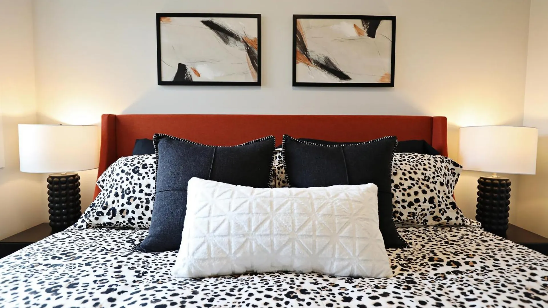 Stylish Home With Ac, 3 King Beds, Garage, Disney Edmonton 0*,  Canadá