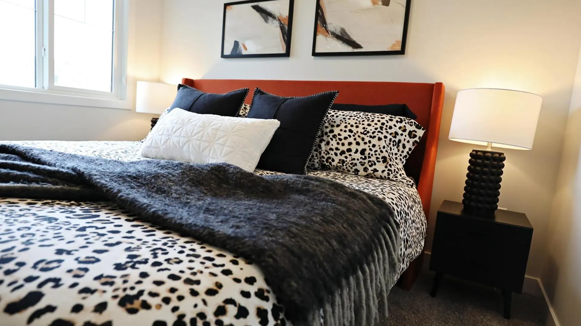 Stylish Home With Ac, 3 King Beds, Garage, Disney エドモントン 別荘