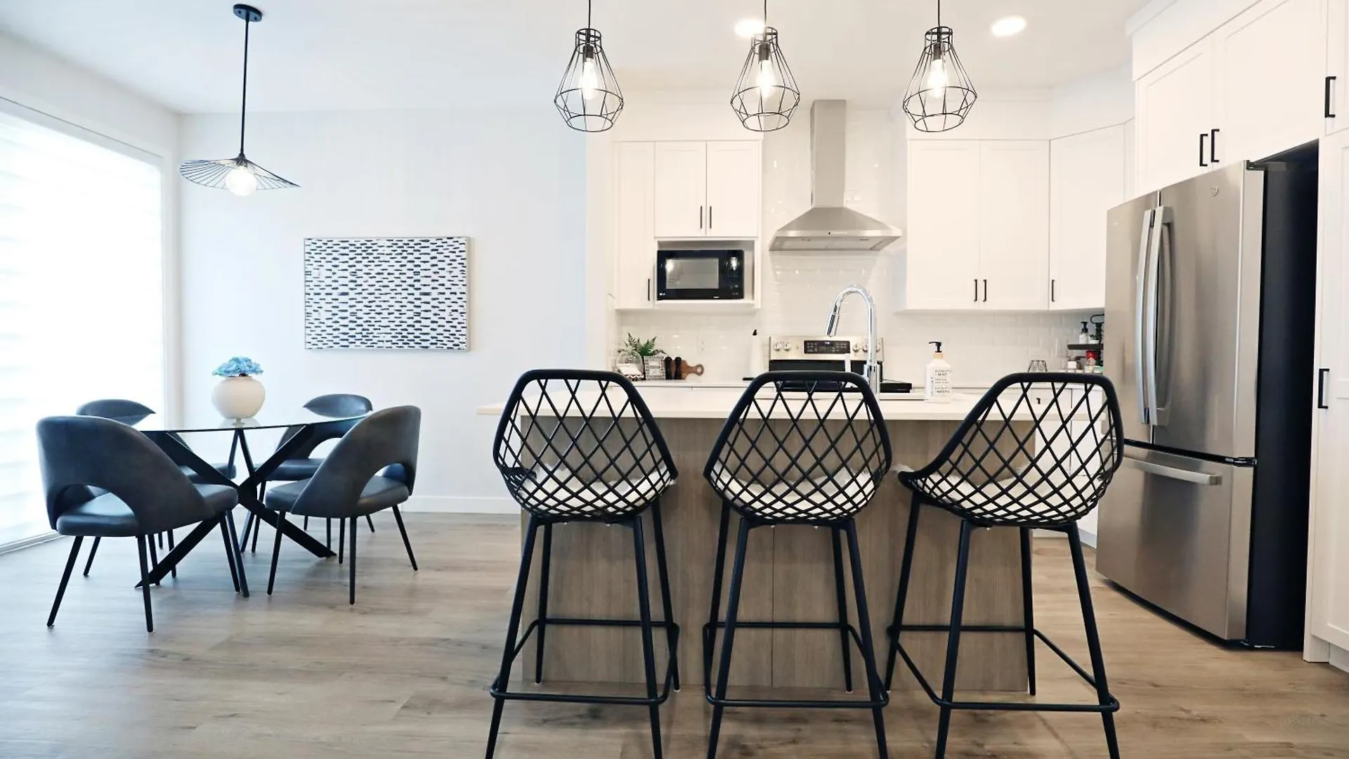 Stylish Home With Ac, 3 King Beds, Garage, Disney エドモントン カナダ