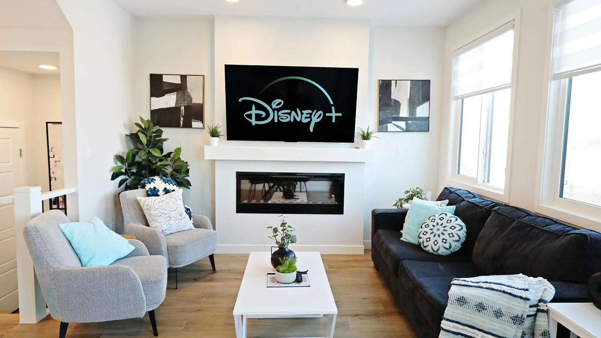 Stylish Home With Ac, 3 King Beds, Garage, Disney エドモントン