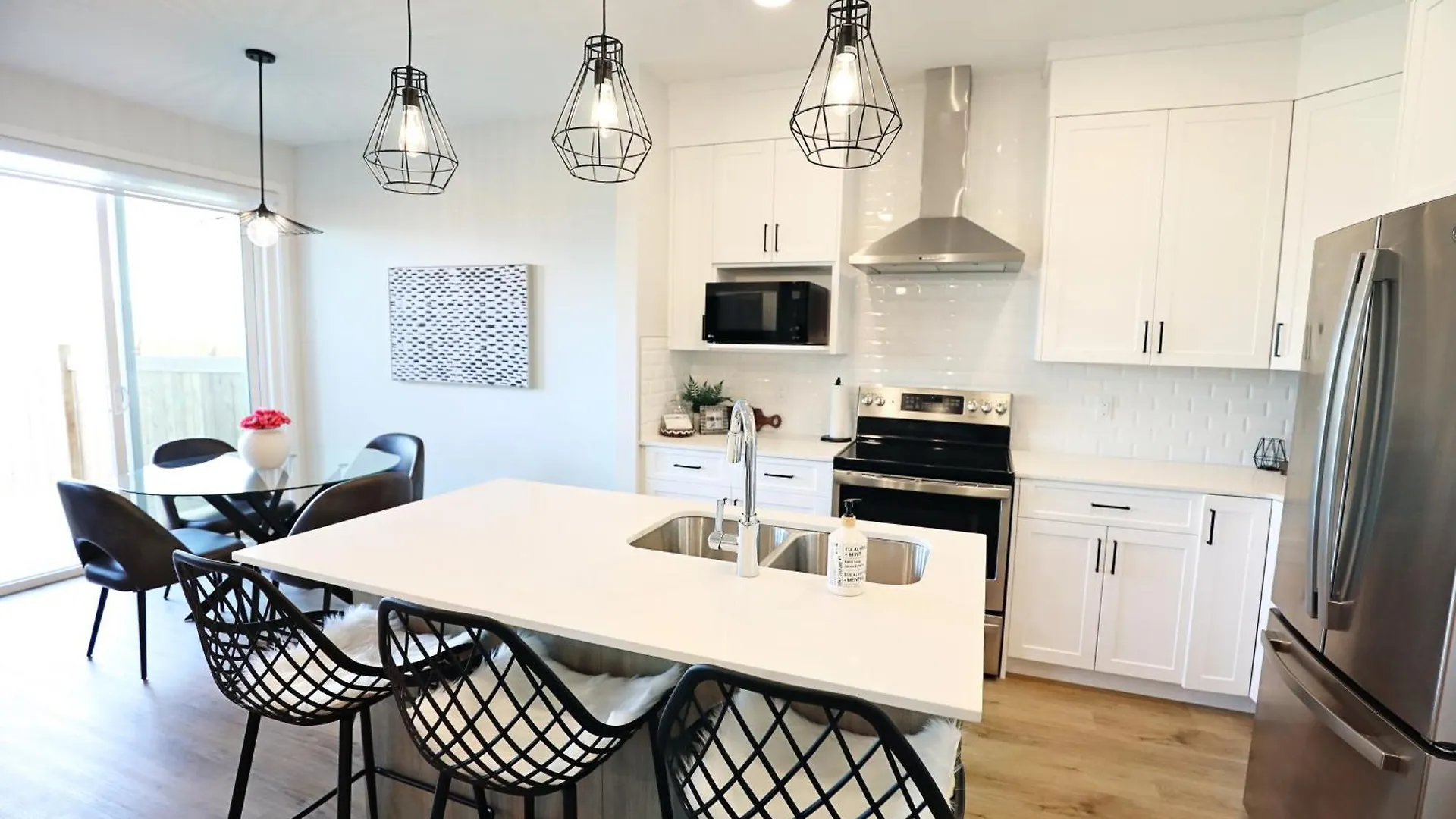 Stylish Home With Ac, 3 King Beds, Garage, Disney エドモントン 別荘