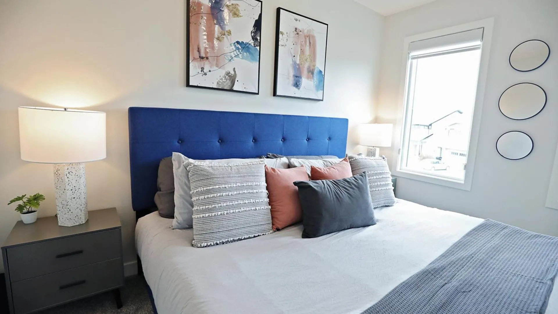 Stylish Home With Ac, 3 King Beds, Garage, Disney エドモントン