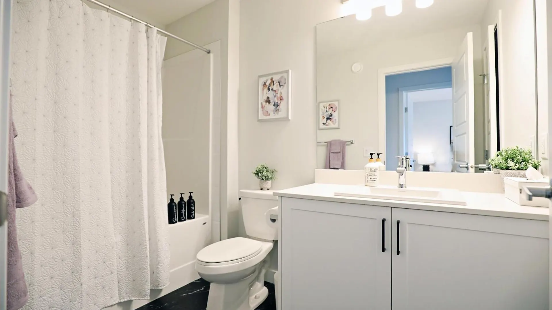Stylish Home With Ac, 3 King Beds, Garage, Disney エドモントン 別荘