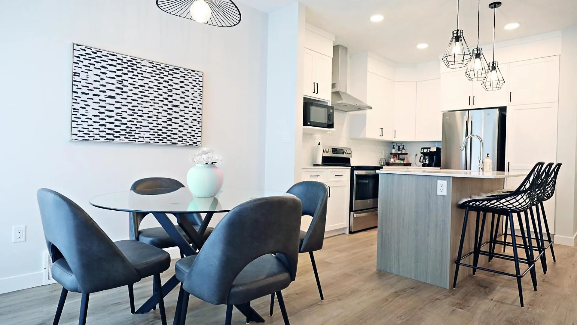 Stylish Home With Ac, 3 King Beds, Garage, Disney エドモントン 0*,