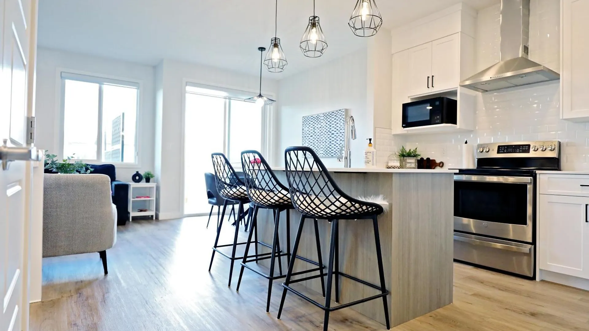 Stylish Home With Ac, 3 King Beds, Garage, Disney エドモントン 別荘