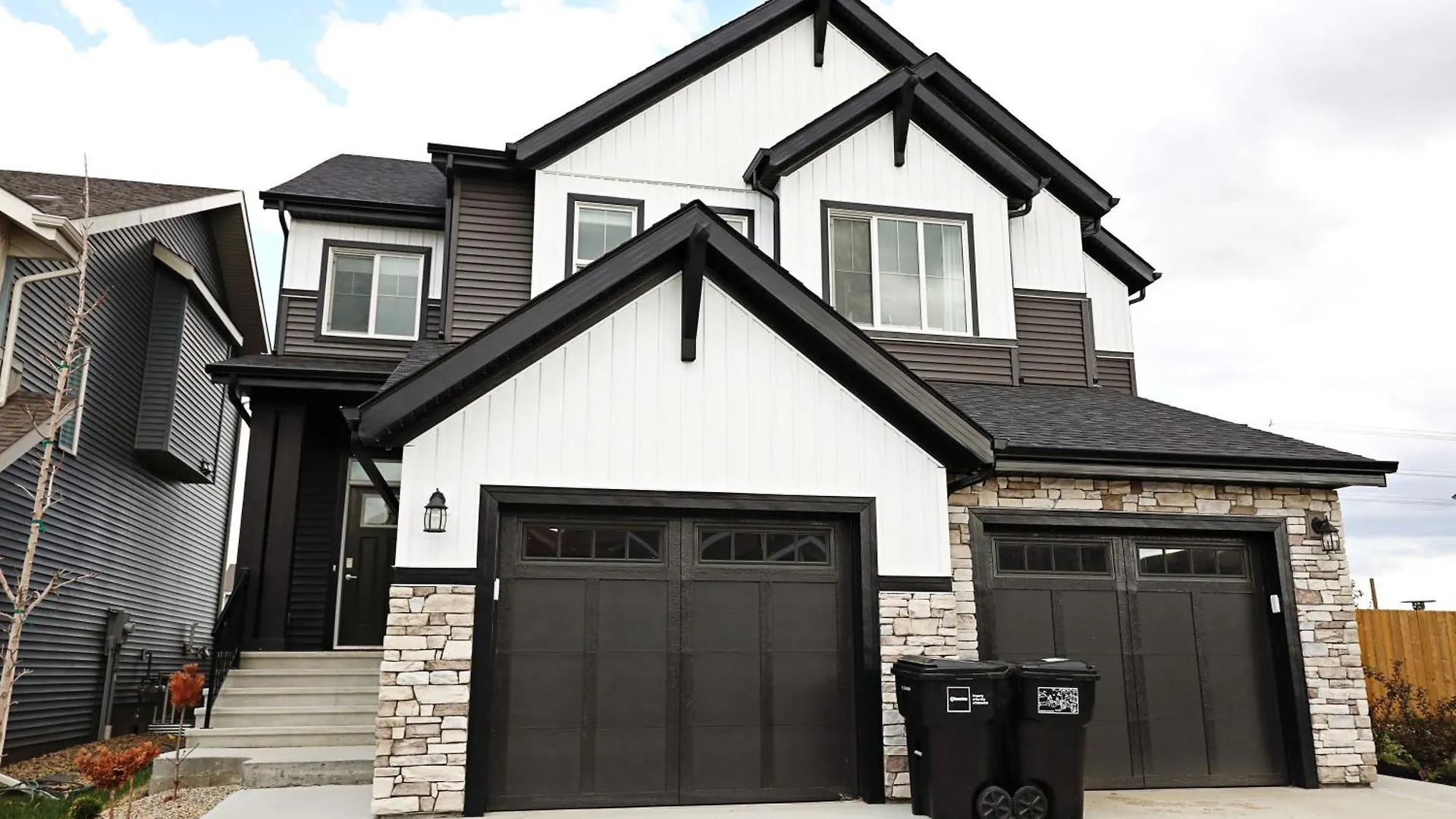 Stylish Home With Ac, 3 King Beds, Garage, Disney エドモントン カナダ
